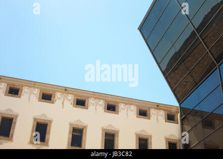 Particolare della facciata della Casa delle carità (Casa de la Caridad), situato nel Raval vicino Università di Barcellona, MACBA e CCCB di Barcellona, Spagna. Foto Stock