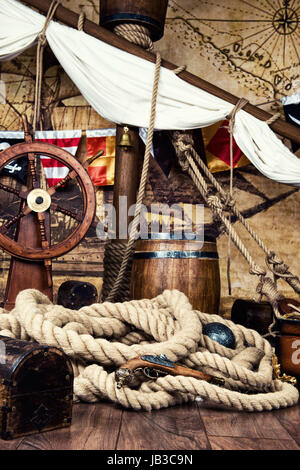 La nave dei pirati con il ponte di volante e bandiera Foto Stock