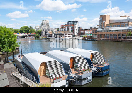 Vista del fiume Tamigi da Kingston Bridge, Kingston upon Thames, Royal Borough di Kingston upon Thames, Greater London, England, Regno Unito Foto Stock