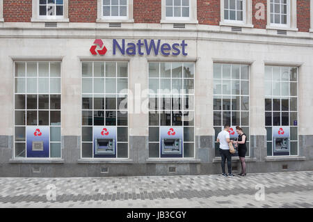 Nat West Bank ATM in luogo di mercato, Kingston upon Thames, Royal Borough di Kingston upon Thames, London, England, Regno Unito Foto Stock