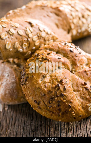 Vari tipi di pane sul vecchio sfondo di legno Foto Stock