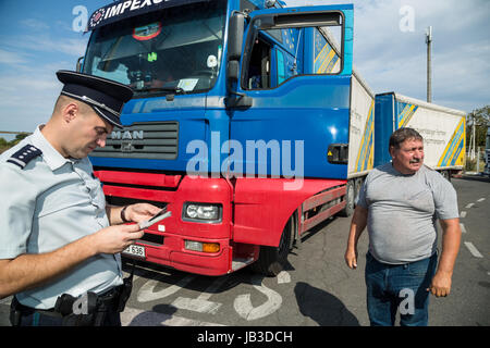 Tudora, Moldavia, controllo di un camionista sul confine Moldovan-Ukrainian Foto Stock