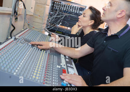 Ingegnere del suono e produttore lavorando insieme in studio di registrazione Foto Stock