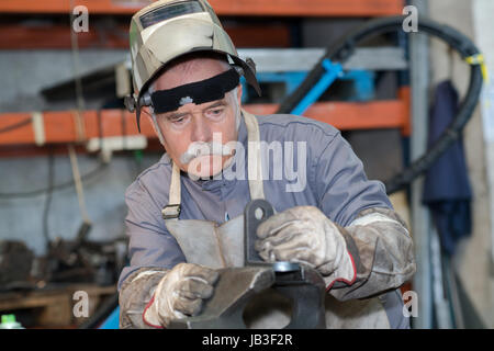 Ritratto factory senior saldatore in officina Foto Stock