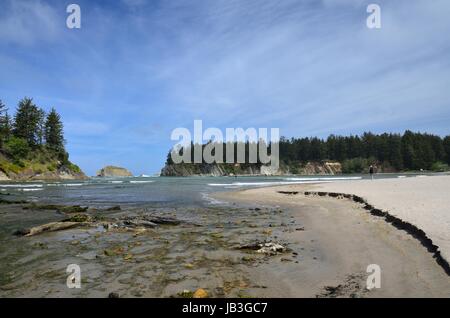 Persone Wtching Paddle Boarder nel tramonto Bay State Park, Oregon Foto Stock