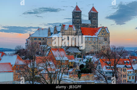 Das Quedlinburger Schloss und Stiftskirche im Winter beim Sonnenuntergang Foto Stock