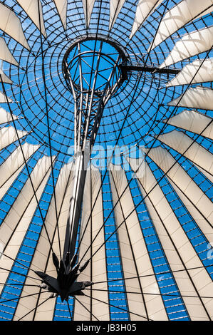 Cercando la spettacolare tetto del Sony Centre di Berlino, Germania Foto Stock