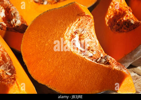 Fresche e mature le fette di zucca in un mercato degli agricoltori Foto Stock