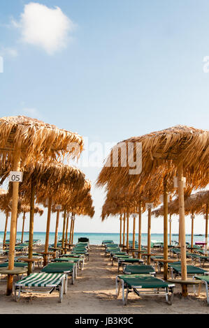 Ombrelloni e lettini sulla spiaggia di Elafonissi, Creta, Grecia Foto Stock