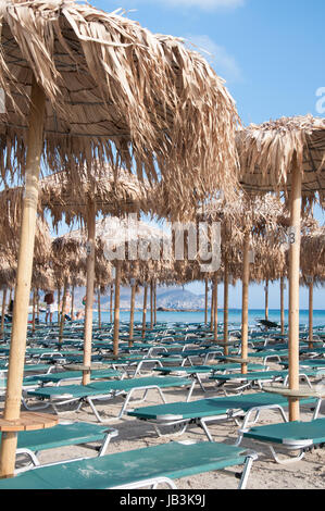 Ombrelloni e lettini sulla spiaggia di Elafonissi, Creta, Grecia Foto Stock