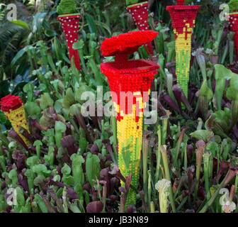 I modelli di Lego del lanciatore piante nel Cloud Forest serra in giardini  dalla Baia di Singapore Foto stock - Alamy