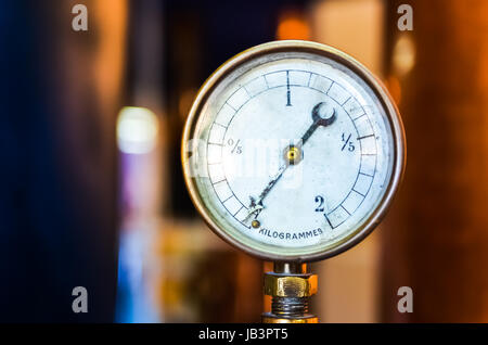 Dettaglio del vecchio manometro pressione sul bello sfondo bokeh di fondo Foto Stock