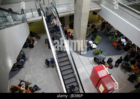 Persone passeggeri escalator multi livello terminale, Roissy Charles de Gaulle Airport Foto Stock