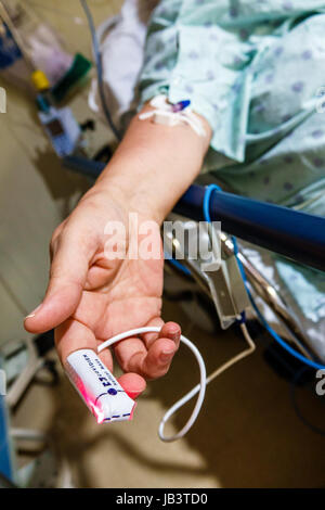 Miami Florida,Baptist Hospital,paziente,donna femminile,mano,monitor con clip per dito,pulsossimetro,pronto soccorso,FL170331077 Foto Stock