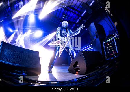 Milano, Italia. Il giorno 08 Giugno, 2017. American thrash metal band cacciatrice suona dal vivo. Credito: Mairo Cinquetti/Pacific Press/Alamy Live News Foto Stock