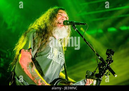 Milano, Italia. Il giorno 08 Giugno, 2017. American thrash metal band cacciatrice suona dal vivo. Credito: Mairo Cinquetti/Pacific Press/Alamy Live News Foto Stock