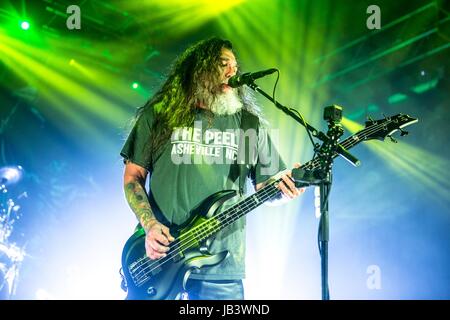 Milano, Italia. Il giorno 08 Giugno, 2017. American thrash metal band cacciatrice suona dal vivo. Credito: Mairo Cinquetti/Pacific Press/Alamy Live News Foto Stock