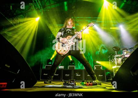 Milano, Italia. Il giorno 08 Giugno, 2017. American thrash metal band cacciatrice suona dal vivo. Credito: Mairo Cinquetti/Pacific Press/Alamy Live News Foto Stock