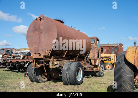 Vecchio AEC Matador autocisterna in un cimitero del veicolo. Foto Stock