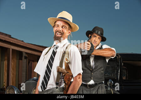 Comoda vintage mobster con protezione pistola di puntamento Foto Stock