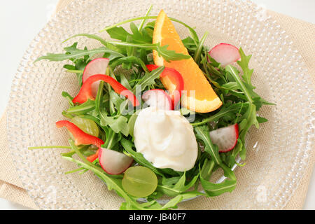Insalata con radicchio, pepe e uva Foto Stock