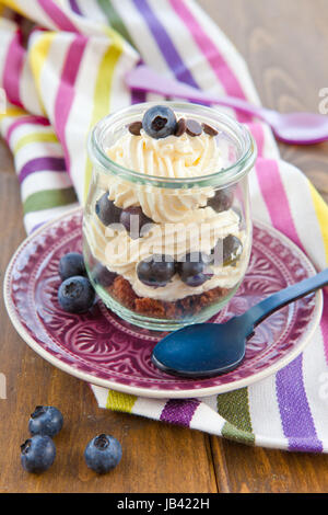 Cremiges Dessert in Schichten mit frischen Blaubeeren Foto Stock