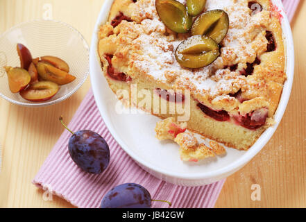 Pane appena sfornato, torta di prugne in una casseruola Foto Stock