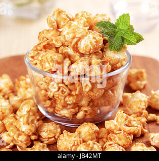 Ciotola di vetro di popcorn rivestita con caramello Foto Stock