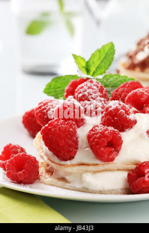 Frittelle dolci di formaggio cremoso e lamponi freschi Foto Stock