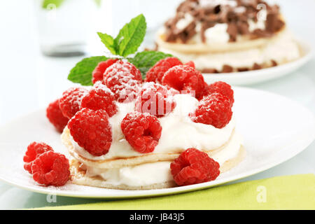 Frittelle dolci di formaggio cremoso e lamponi freschi Foto Stock