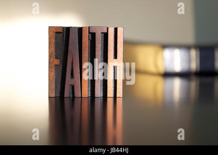 La parola fede scritte in rilievografia vintage tipo. Foto Stock