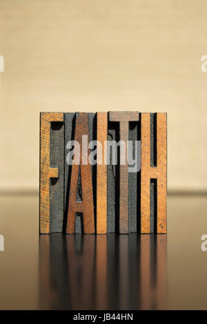 La parola fede scritte nel vintage tipo di stampa in rilievo Foto Stock