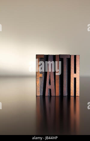 La parola fede scritte nel vintage tipo di stampa in rilievo Foto Stock