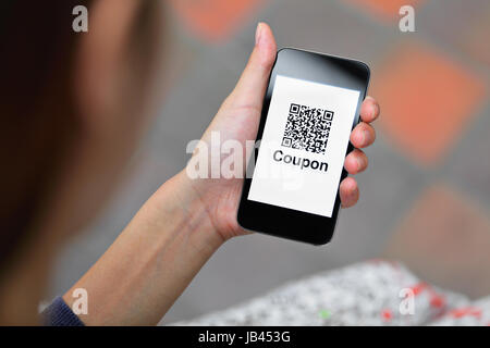 Coupon codice QR su smart phone Foto Stock