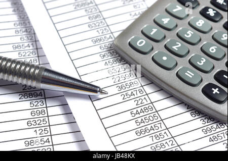 Kalkulation mit Zahlentabellen, Taschenrechner und Kugelschreiber Foto Stock