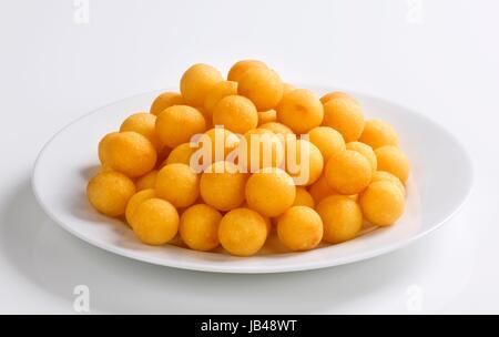 Pila di fritte crocchette su piastra Foto Stock