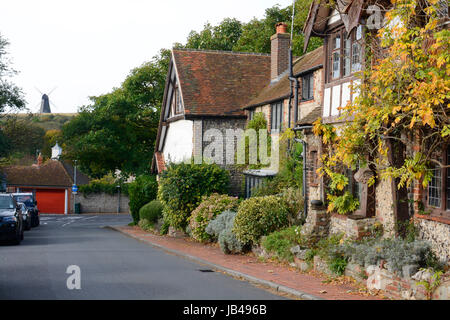 Villaggio di Rottingdean vicino a Brighton in East Sussex. In Inghilterra. Con il mulino a vento a distanza Foto Stock