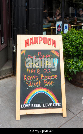 Amo la birra ama la vita Harpoon Brewer segno su una lavagna al di fuori della famosa Kenn la ginestra Street Bar SoHo di New York City Foto Stock