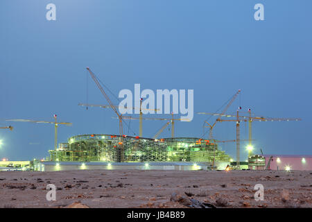 Costruzione di un nuovo stadio nel deserto del Qatar, Medio Oriente Foto Stock