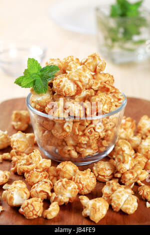 Ciotola di vetro di popcorn rivestita con caramello Foto Stock