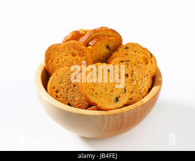 Rotondo piccolo toast con olive nere Foto Stock