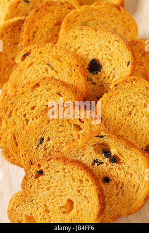 Rotondo piccolo toast con olive nere Foto Stock