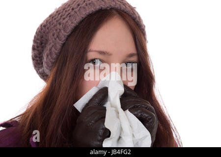 Junge Frau mit Taschentuch hat eine Erkältung, isoliert vor einem weissen Hintergrund Foto Stock