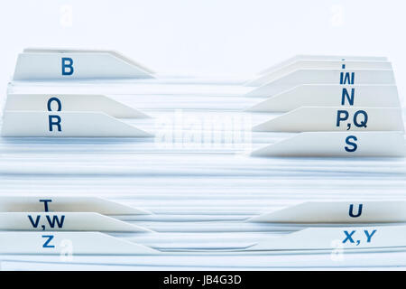 Primo piano dello schedario Rolodex carte organizzati in ordine alfabetico Foto Stock