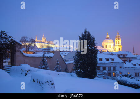 Praga - castello di Hradcany e st. nicolaus chiesa in inverno Foto Stock