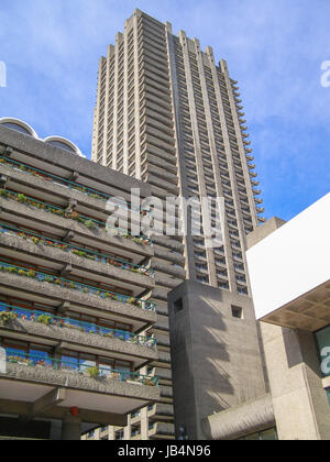 LONDON, England, Regno Unito - MARZO 07, 2008: il Barbican Complesso costruito negli anni sessanta e settanta è un Il Grade ii Listed è un capolavoro della nuova architettura brutalist Foto Stock