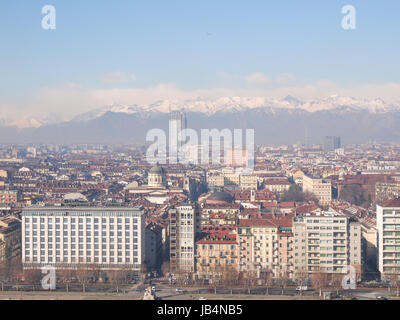 Lo skyline di Torino panorama visto dalle colline che circondano la città Foto Stock