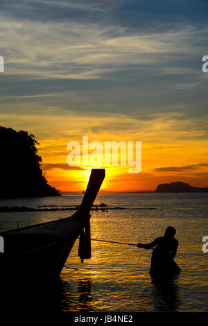 Fisherman tirando la pesca in barca per andare in mare in mattina presto. Foto Stock