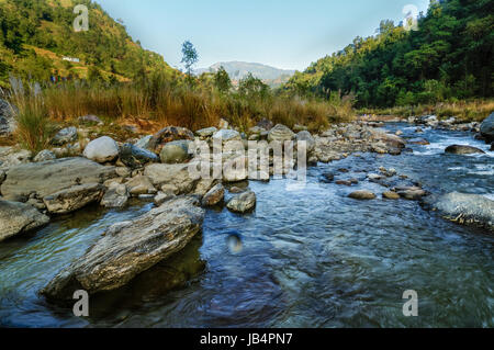 Reshi acqua di un fiume che scorre sulle rocce all'alba, il Sikkim, India Foto Stock