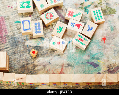 Giocando a mahjong gioco da piastrelle di legno sul tavolo squallido closeup Foto Stock